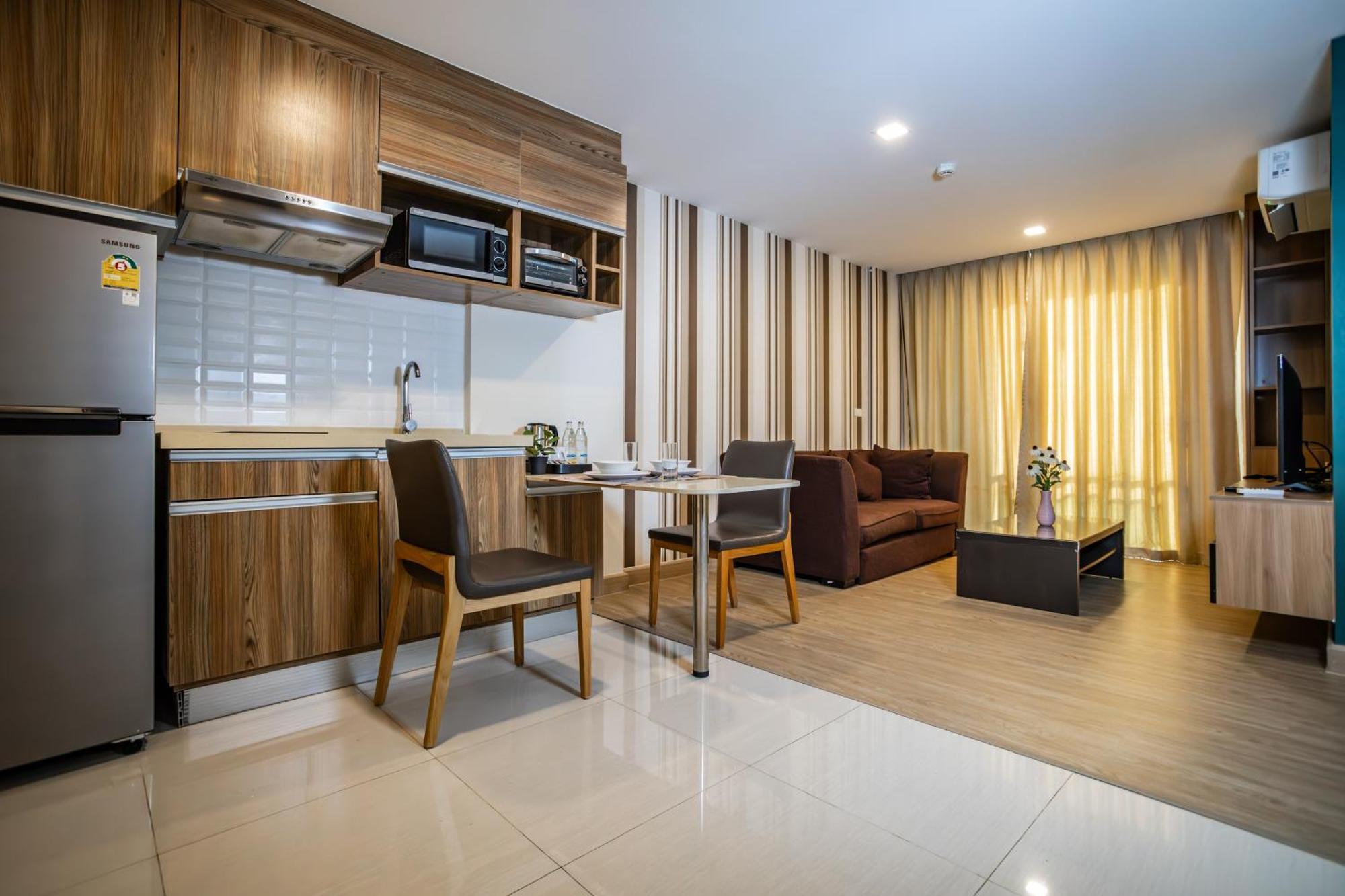 Ramada By Wyndham Bangkok Ten Ekamai Residences Exterior photo