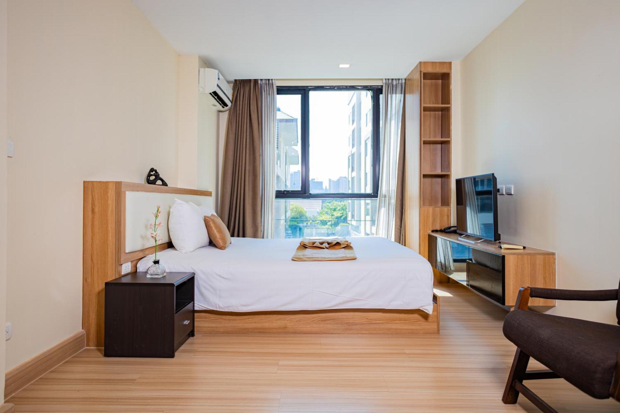 Ramada By Wyndham Bangkok Ten Ekamai Residences Exterior photo