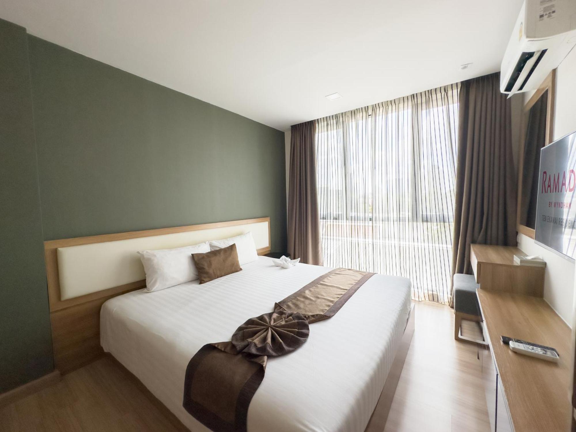 Ramada By Wyndham Bangkok Ten Ekamai Residences Exterior photo